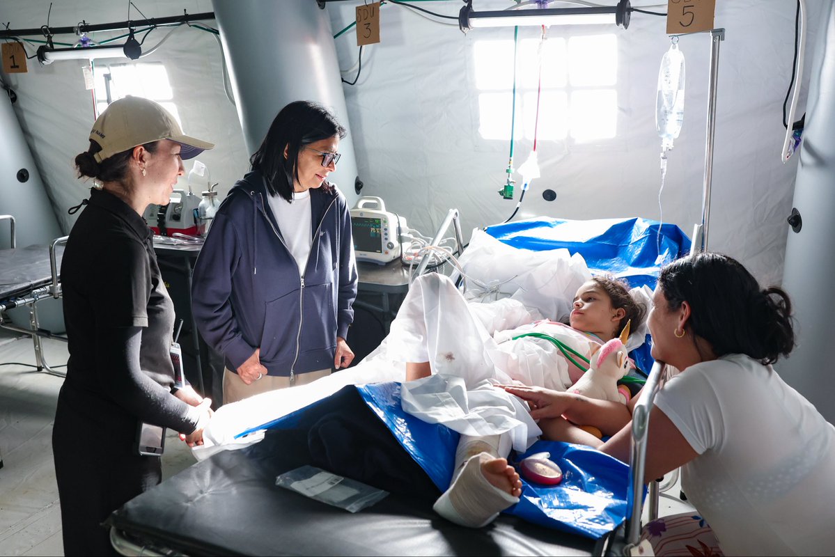MirafloresAM's tweet photo. ¡Todo por la vida!

Presidenta (e) Delcy Rodríguez despliega agenda de trabajo y atención en el estado la Guaira. 

Cuando los hechos sobran, “los fakes” se caen solos:

1. Recorrido por el hospital de campaña #Samaritan's Purse. https://t.co/5Q5jpDvaPH