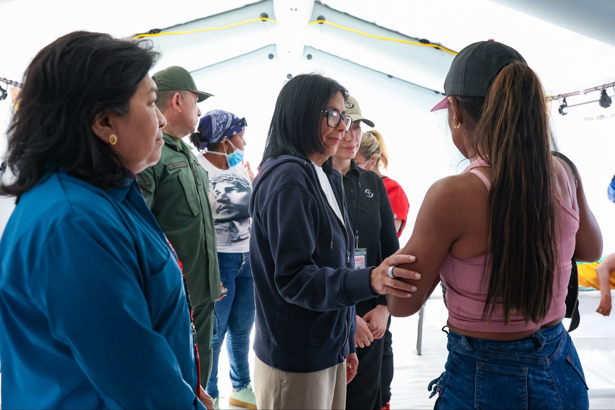 MirafloresAM's tweet photo. ¡Todo por la vida!

Presidenta (e) Delcy Rodríguez despliega agenda de trabajo y atención en el estado la Guaira. 

Cuando los hechos sobran, “los fakes” se caen solos:

1. Recorrido por el hospital de campaña #Samaritan's Purse. https://t.co/5Q5jpDvaPH
