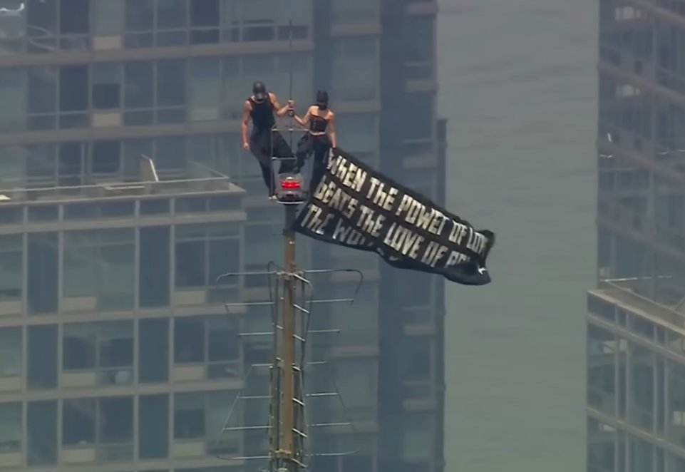Blueber10249045's tweet photo. Two daredevils climbed the spire of the Empire State Building in NYC for a proposal and were arrested after entering a restricted area https://t.co/UBtwUWWh6p