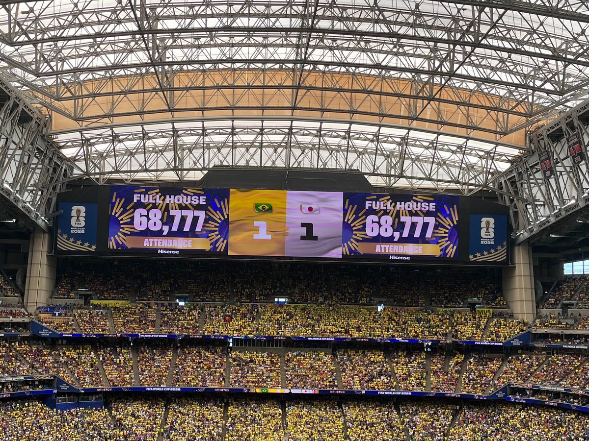 25252ds's tweet photo. 来場者数68,777人
9割ブラジル人のドアウェー

日本とブラジルには明確な世界との差がまだまだあったけど、サポーターも差がある

南米人は家売って来るけど、日本人はそこまでせずとも何やかんや皆余裕で金持ち　

ただまとまった休みを取れる企業が少な過ぎる
W杯期間中企業はもっと寛容になるべき https://t.co/mvyC4HX3Cm