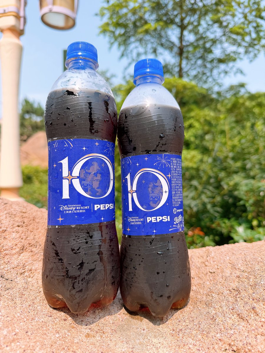 PortoIncanto's tweet photo. 上海ディズニーランド

10周年のペプシコーラ㊗️

どういう仕組みかわからないけど、
ラベルを回すとチデちゃんドナちゃんが
動き出してとてもかわいい😍 https://t.co/BdggAvtH3W