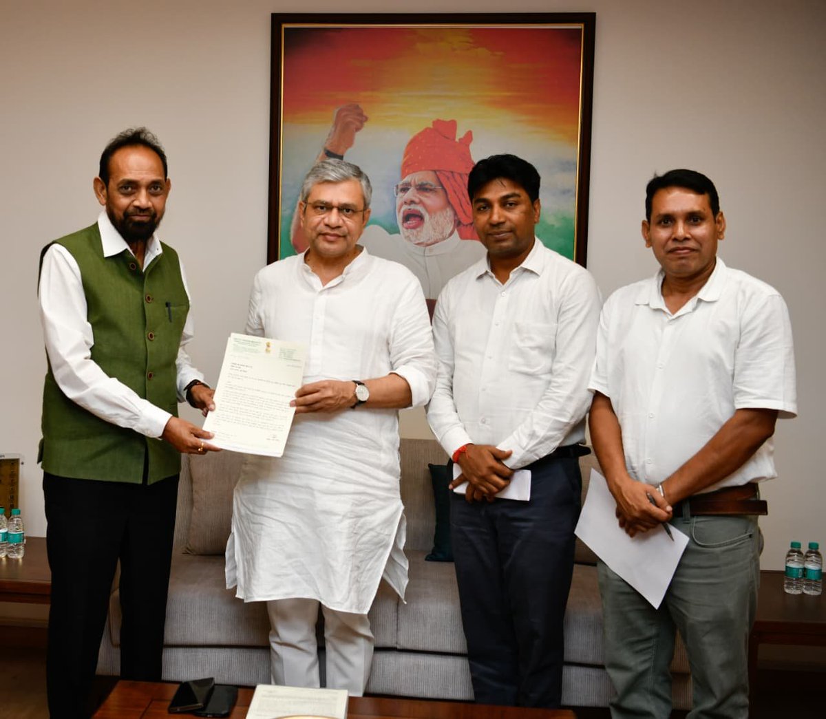 JharkhandRail's tweet photo. 🚆A Big Push for Jamshedpur's Railway Future! 🇮🇳

Jamshedpur MP Shri @mpbidyutmahato held a key meeting with the Hon'ble Railway Minister, raising long-pending railway issues & development projects that matter to millions across Jamshedpur, Kolhan & Jharkhand.

Key highlights: 
✅ Raised the issue of persistent train delays; Railway Minister directed South Eastern Railway officials to improve punctuality. 
✅ Fast-tracked commissioning of the Adityapur–Salgajhari 3rd railway line. 
✅ Demanded a Road Over Bridge (ROB) at Makdampur Railway Crossing, Parsudih. 
✅ Sought approval to connect the Chandil–Nimdih–Bodam–Patamda–Katin–Bandwan rail line with the Purulia–Jhargram line. 
✅ Proposed 4 new platforms at Tatanagar Railway Station. 
✅ Requested approval for a Vande Bharat maintenance depot at Tatanagar. 
✅ Sought a new Tatanagar–Bengaluru via Hijli train service & extension of Train No. 14022 Anand Vihar–Purulia Express to Tatanagar. 
✅ Urged early approval for the proposed 4-line railway corridor between Gamharia and Adityapur. 
✅ Requested speedy development of the proposed Satellite Railway Station near Tatanagar.

These are not just proposals—they represent a roadmap for better connectivity, stronger industries, faster travel, and economic growth for the entire region.

Here's hoping @RailMinIndia acts swiftly to turn these long-awaited projects into reality.

Jamshedpur deserves world-class rail infrastructure. 🚄🇮🇳

@serailwaykol 
#Jamshedpur #Kolhan #Jharkhand #IndianRailways #Tatanagar #RailInfra4Jharkhand