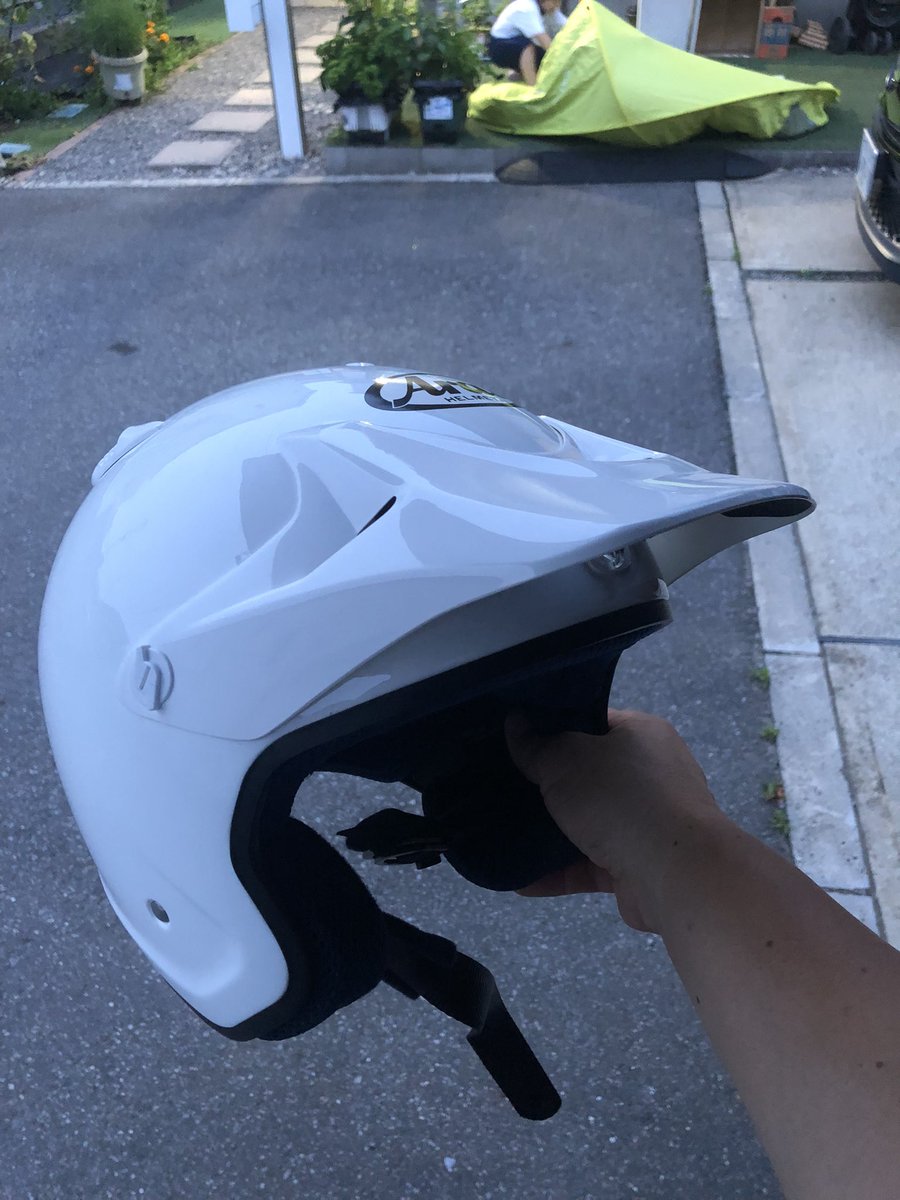 yellowheart76's tweet photo. トライアル用のヘルメット買ってしまった💦
ヤフオクで「試着のみ」と、綺麗そうなので適当な金額を突っ込んでおいたんだけど（笑）
まぁ、父のバイク用品は定価購入はムリだしね😅
とにかく軽くて、音がよく聞こえる！
#ヘルメット https://t.co/clX4GRxxGI