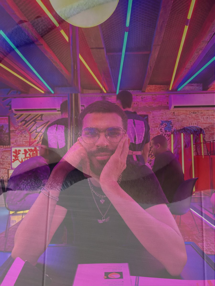 fckinglan's tweet photo. Os versáteis fazem a trend assim? https://t.co/IVsNBD7ZM6