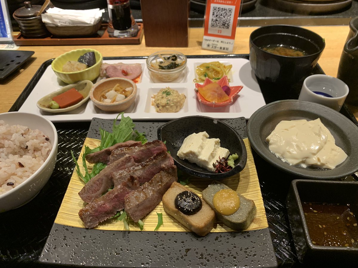 Altema1620's tweet photo. 本日のランチ🍙
京都にて…お肉とおばんざいのセット🐮
自家製のお豆腐がお代わり可能なのが地味にうれしいw https://t.co/px6pydauJW