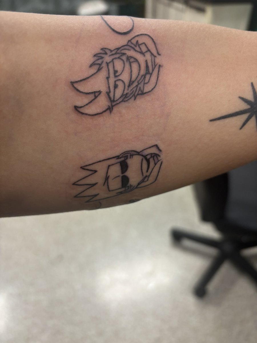 Darlingcue's tweet photo. TOMTORD TATTOO?!
For Christmas last year I designed a #tomtord tattoo, tom and tord are hidden in my inner arm while the lyrics “I want you all the time” by #porksoda  made a band around my arm 

#eddsworld #eddsworldtom #eddsworldtord #tattoo #eddsworldfanart https://t.co/YW8lEecztt