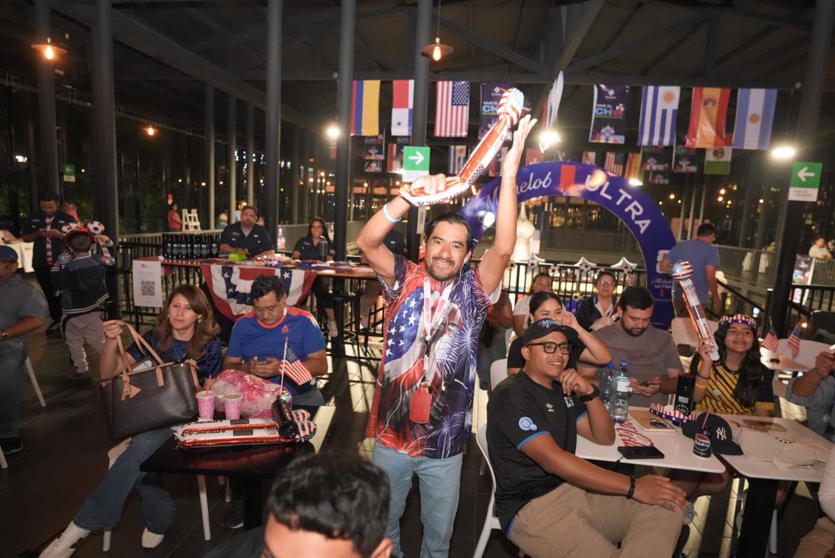 USEmbassySV's tweet photo. Los aficionados se reunieron en Plaza Universitaria para apoyar a @USMNT y disfrutar de una jornada llena de emoción, orgullo y espíritu deportivo.

Gracias a todos quienes fueron parte de esta experiencia que nos recuerda cómo el fútbol conecta a personas y culturas. #Freedom250 https://t.co/cwIBM2EDuk