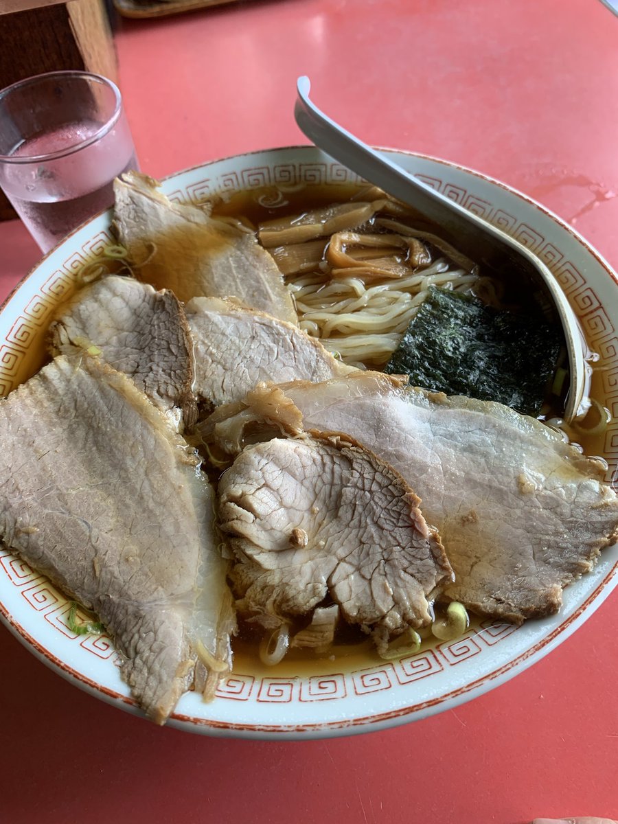 lard8888's tweet photo. 中華そば 栄楽　チャーシューメン
地元に根付く昔ながらの醤油ラーメン
スープあちあち、肌寒い雨の中染みました https://t.co/Bckaee1Vg9