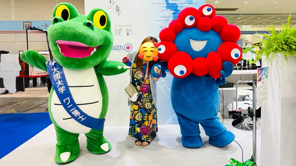 ageha5050's tweet photo. ✨WHX 大阪パビリオン　グリ💕✨

ミャクミャクとワニ博士と🐊

どうしても本物のワニのように動かないワニ博士が気になって気になって🤭✨

#ミャクミャク　#大阪関西万博　#アフター万博 #EXPO2025 https://t.co/1Avazu6GRH