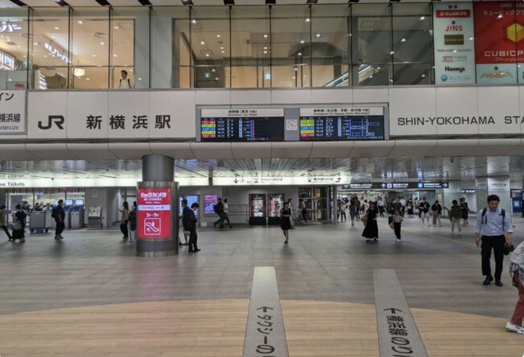 ZAZY06's tweet photo. こんにちは。
本日19時半頃、ZAZY新横浜駅のこのあたりに出没予定です。初の東京外出没！果たして！？
#ZAZY出没 https://t.co/3LpwFVARbH