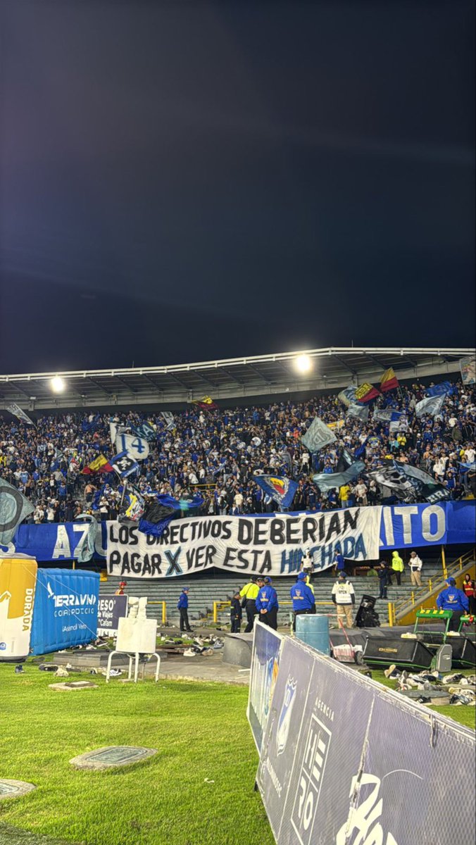 SantiagoPale10's tweet photo. Se burlaron en todo Colombia, pero tirar zapatos FUNCIONÓ. Hasta nunca malparidos @SirOughourlian 

Aguanta Millonarios y su gente💙 https://t.co/tsu7NxaNc1