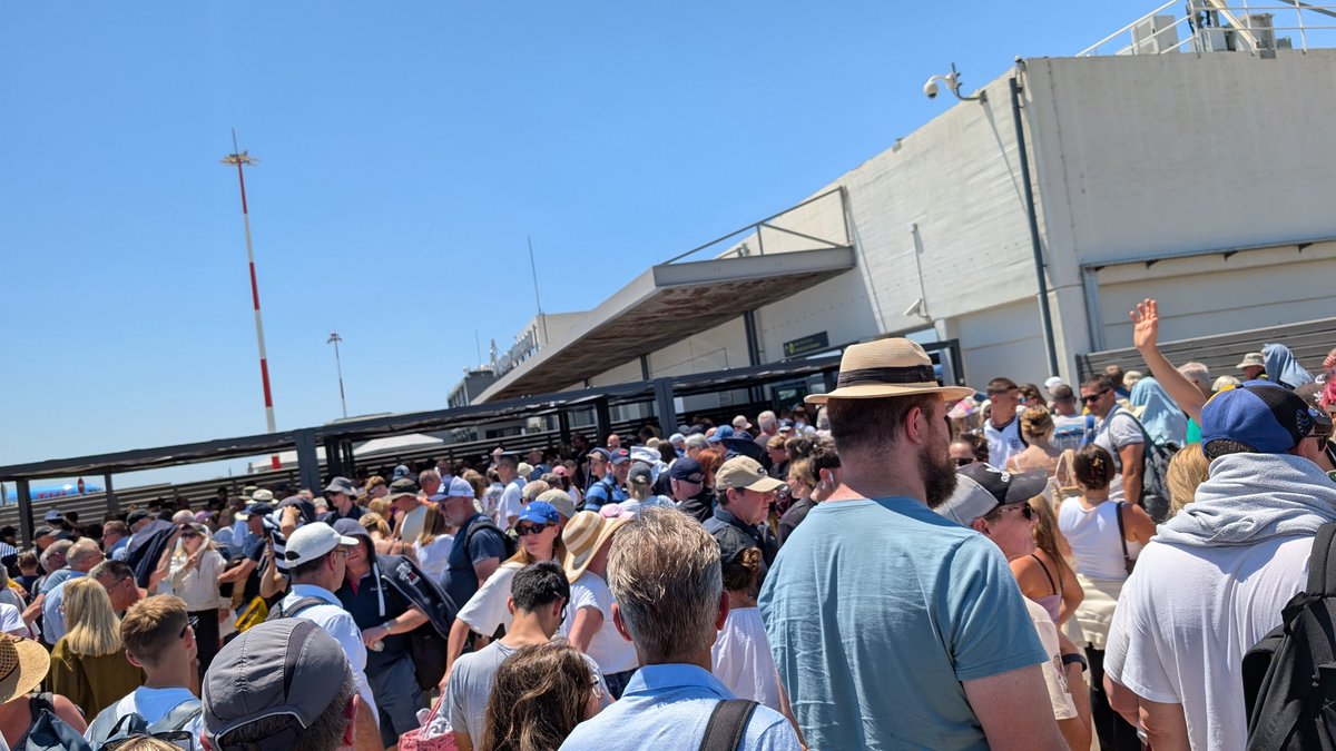 pargapig's tweet photo. @_TruthZone_ Trust me, having landed and stood outside in 35c heat in the world's longest queue at #Prevezaairport for over 3 hrs, Sunday felt like 124hrs long!!! https://t.co/aKPVmydzT4