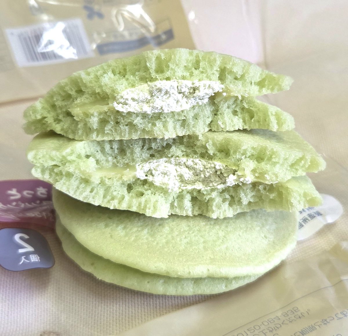 504apriori's tweet photo. ファミリーマート
「もちっとクラウンメロンパンケーキ2個入」
もちもちで弾力の強いパンケーキ生地に、ふんわり優しくメロン香るホイップクリームと、ねっとりとした濃厚メロンクリームがしっかりと甘さを加えて、一口でクラウンメロンの旨味を存分に味わえる手のひらサイズ2個入でペロリと頂ける商品 https://t.co/odwIcCmM3Y