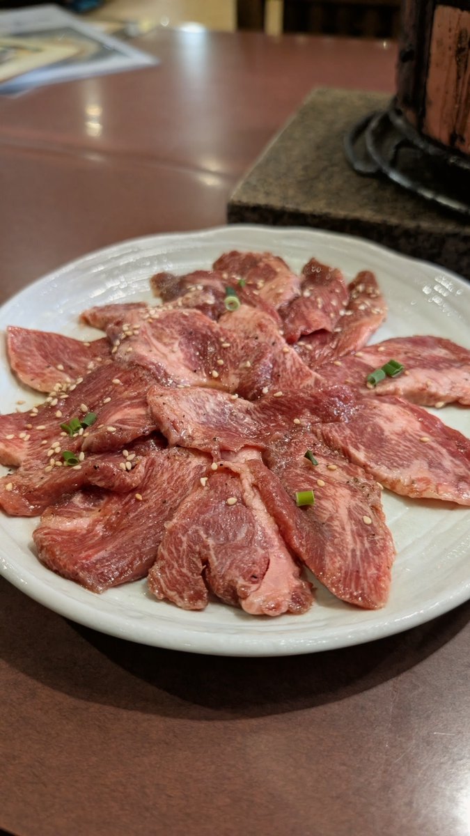 gr4gou's tweet photo. 炭火焼肉 牙城苑@西船橋
肉だ！肉焼いて元気になろう♪
■牛タンシタランチ(ダブル)1200円+豚レバー 220円
七輪だったり、ランチはサラダバーが付いてたり⁉️
ボリュームもスゴイし中々リーズナブル。
大変焼けました。
ご馳走様でした(_ _)
https://t.co/pbA7TeDM2A https://t.co/hBJA2J1COB