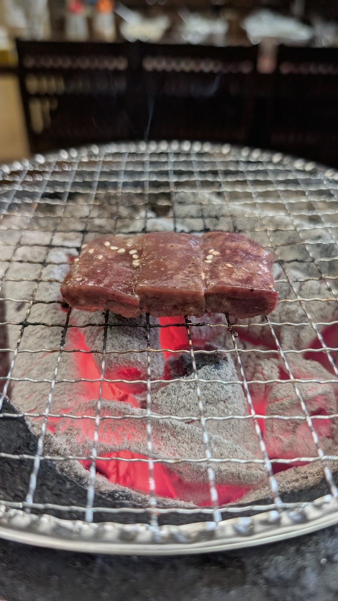 gr4gou's tweet photo. 炭火焼肉 牙城苑@西船橋
肉だ！肉焼いて元気になろう♪
■牛タンシタランチ(ダブル)1200円+豚レバー 220円
七輪だったり、ランチはサラダバーが付いてたり⁉️
ボリュームもスゴイし中々リーズナブル。
大変焼けました。
ご馳走様でした(_ _)
https://t.co/pbA7TeDM2A https://t.co/hBJA2J1COB
