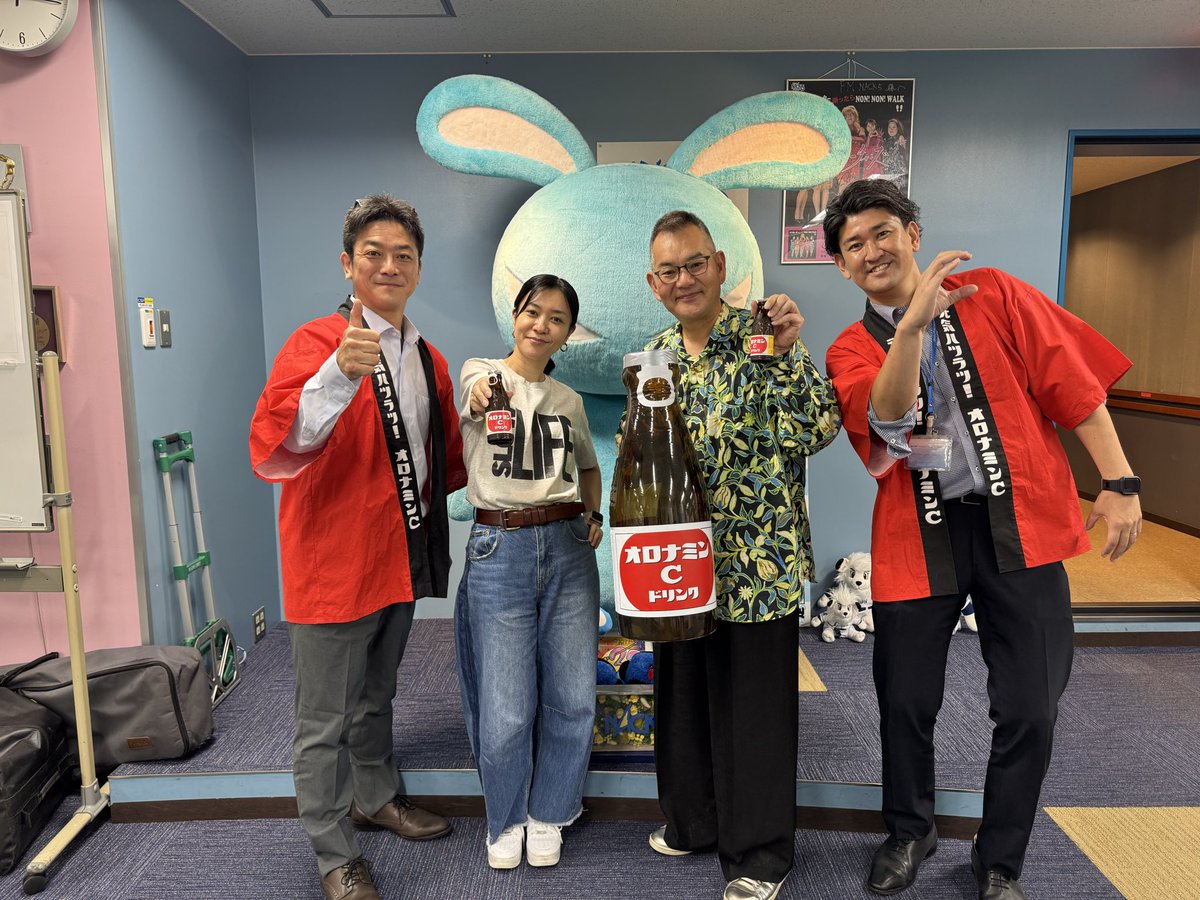 kaori_yokota's tweet photo. 明日、７月３日はオロナミンCの日ということで、大塚製薬の方が　オロナミンCをnack5に配りに来てくださいました。
オロナミンCサイコー！！
大塚製薬さん　いつも、ありがとうございます！！ https://t.co/ifGuftRbhN