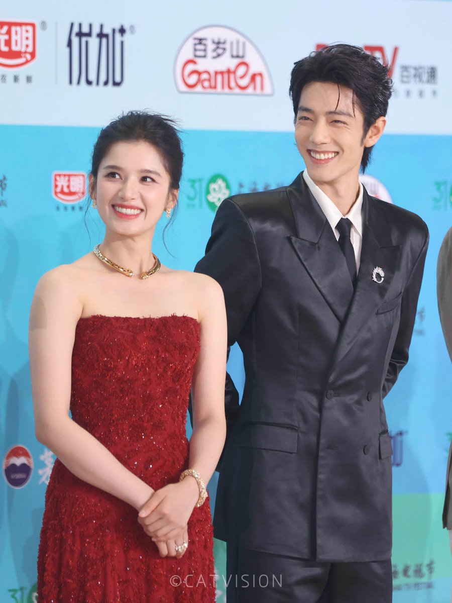 DADATidaporn's tweet photo. พี่จ้านกะน้องจิ้งอี๋ สองรูปนี้เหมือนพี่ชายกับน้องสาวออกงานด้วยกันแล้วถูกผู้ใหญ่ในงานชมว่าแต่งตัวสวยหล่อทั้งพี่ทั้งน้อง ทำไมมันได้ฟีลพี่น้องคลานตามกันมาแบบงงๆ 5555555 🤣 https://t.co/9DNFTIOExf