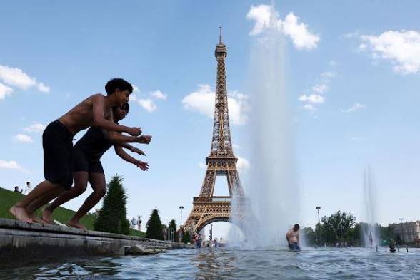 tanpukunokami's tweet photo. People have died in France because of the extreme heat.

Then the deputy mayor of Paris reportedly said:

“Americans laughed at us for not having air conditioning.”
“Global warming is the fault of America, one of the biggest emitting countries.”

…Wait a second.

When your own people are collapsing from the heat,
your first reaction is to blame America?

An American woman currently staying in France fired back hard.

“People are not dying because of America.

They are dying because the French government still has not put proper electricity and air conditioning in schools, hospitals, and homes in 2026.

Paris is one of the most expensive cities in the world.
The taxes are incredibly high.

And you still don’t have air conditioning?

Before laughing at America,
protect your own people.

Children can’t go to school because the classrooms are too hot.
Elderly people are being put in danger.

And you still want to blame America?

No.

That is a failure of politics.

You can pretend to be an environmental leader all you want.
But a government that can’t even keep its own citizens cool has no business talking about ‘saving the planet.’

Before immigration policies and grand ideals,
the French government should first build a country where its own citizens can simply live safely.

No more excuses.

Install the air conditioning.”

Americans have every right to be angry about this.

So, French government,
before blaming America, let me ask you:

Where did all those high taxes go?

If you can’t even keep your own people cool,
how exactly are you going to save the planet?