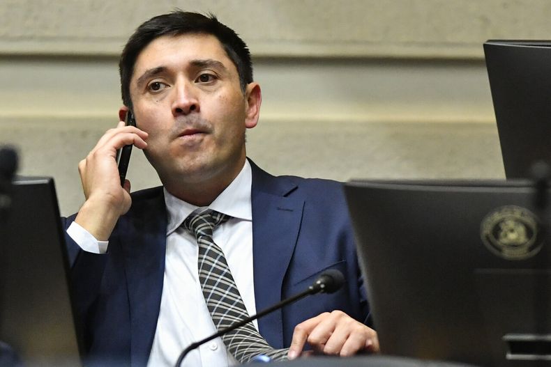 TarquinoPaspala's tweet photo. Senador Miguel Calisto está siendo procesado × delitos reiterados de fraude al fisco y fraude de subvenciones. Sin embargo, a esta joya, fiscalía le abrió una nueva investigación × soborno, habría pagado para cerrar sus causas legales. 

Desafuero y cárcel para este delincuente! https://t.co/qmS49XlO9R