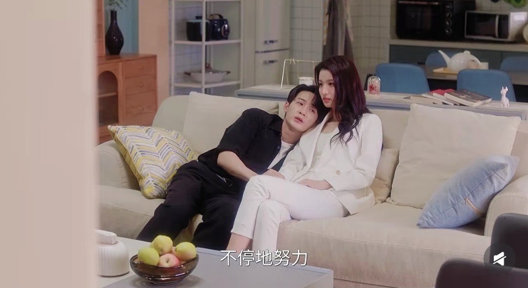 Nyx_zann's tweet photo. #WangChuran #TanJianci 
คุณ红九 ผู้เขียนนิยาย 
#เมื่อรักส่องประกาย  #LoveHasFireworks
มาเขียนตอนพิเศษชีวิตหลังแต่งงานของสองเฟยลงใน weibo 

ชีวิตหลังแต่งงานของหลี่อี้เฟยกับเฉียนเฟย
"คนละคนกันจะเหมือนกันได้อย่างไร"

ในช่วงพักเที่ยง เฉียนเฟยนั่งกินข้าวอยู่ในห้องทำงาน ประตูยังไม่ได้ปิดสนิทดี ทำให้ได้ยินเสียงสนทนาของลูกน้องด้านนอกที่จับกลุ่มกันกินข้าว

"ฉันถามแฟนดีๆ ว่าวันนี้จะมารับหลังเลิกงานได้ไหม แต่เขากลับโอนเงินให้ 50 หยวนแล้วบอกว่าเธอนั่งรถแท็กซี่กลับเองนะ ฉันดูเหมือนคนขาดเงินขนาดนั้นเลยหรอ บางทีก็สงสัยว่าควรจะคบกันต่อไปไหม"

"เขางานยุ่งมากหรอ"

"เขาเป็นข้าราชการธรรมดาในหน่วยงานรัฐเขตเมืองรอง จะยุ่งขนาดไหนกัน จะยุ่งกว่าสามีของประธานเฉียนได้หรอ คนระดับนั้นแค่จะไปทานข้าวกับใครสักมื้อก็เป็นดีลมูลค่าหลายร้อยล้านแล้ว แต่เมื่อวานฝนตก เขายังมารับประธานเฉียนตรงเวลาเหมือนเดิมได้เลย"

"พอเทียบกันแล้วต่างกันมากจริงๆ ชีวิตจะเหมือนกันได้อย่างไรถ้าเป้นคนละคนกัน"

เมื่อได้ยินลูกน้องพูดแบบนี้ เฉียนเฟยก็ยิ้มออกมาทันที ใช่สิ ชีวิตจะเหมือนกันได้อย่างไร ถ้าเป็นคนละคนกัน

เธอนึกไปถึงเหตุการณ์เมื่อวานที่ฝนตก เธอไม่อยากให้เค้าต้องลำบากจึงบอกไปว่า 'หลี่อี้เฟยไม่ต้องมารับก็ได้ ทางธนาคารแจกร่มคันใหญ่ ขนาดเท่ากับกางได้สามคน เธอสามารถนั่งรถแท็กซี่กลับเองได้'

แต่หลี่อี้เฟยกลับไม่ยอมเด็ดขาด พร้อมให้เหตุผลประหลาดๆว่า

"อะไรนะ ร่มที่กางได้สามคนหรอ ผมไม่อนุญาตให้ร่มแบบนั้นเข้ามาอยู่ในชีวิตเรานะ ผมต้องการแค่ร่มที่กางได้แค่เราสองคนเท่านั้น ร่มที่ใจไม่มั่นคงแบบนั้นห้ามมีเด็ดขาด รอตรงนั้นเดี๋ยวผมไปรับ"

เธอเถียงเขาไม่ชนะ สุดท้ายร่มคันใหญ่ที่กางได้สามคนก็ถูกเขาริบไป แล้วเธอก็ถูกเรารับกลับบ้านไปด้วยตัวเอง