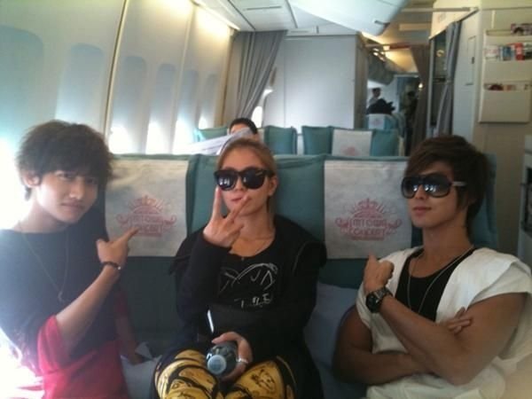 wildmaxlove's tweet photo. この写真も好き🩷
SM TOWN in L.Aに向かう飛行機の中の写真💕
BoAちゃんがユノくんとチャンミンの間に挟まれて座ってるのめっちゃかわいい♥💛♥
仲良し🫶 https://t.co/aKs20lgUaQ