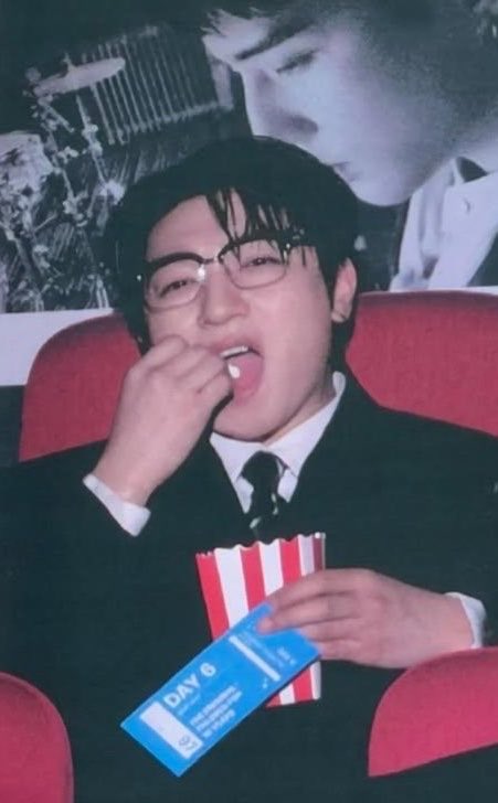 ssenarhihi's tweet photo. 세월이 지나도 팝콘먹는 손모양은 변하지 않는다 https://t.co/7itFS9y06D