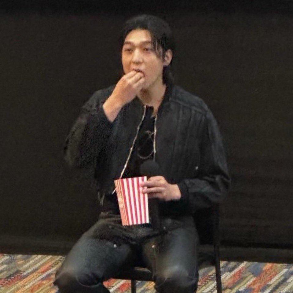 ssenarhihi's tweet photo. 세월이 지나도 팝콘먹는 손모양은 변하지 않는다 https://t.co/7itFS9y06D