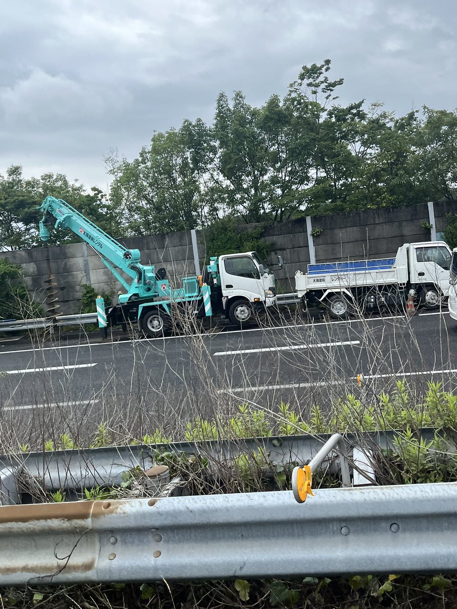 nakamuSL230's tweet photo. 高所作業車化と思ったらアイチの穴掘建柱車！？
太陽建機レンタルこんなのも保有してんの？
凄すぎ
私は仕事サボってます https://t.co/wqY07eWlPr