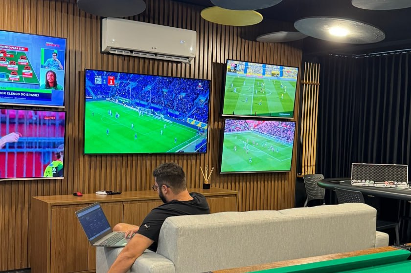 Andre_Alfieri's tweet photo. Tava lembrando aqui

Aquela prática de ostentar 50 monitores pra mostrar que era bom apostador saiu de moda né?

Isso na época da pandemia era praticamente obrigação no manual de como enganar as pessoas https://t.co/foxKOieCam