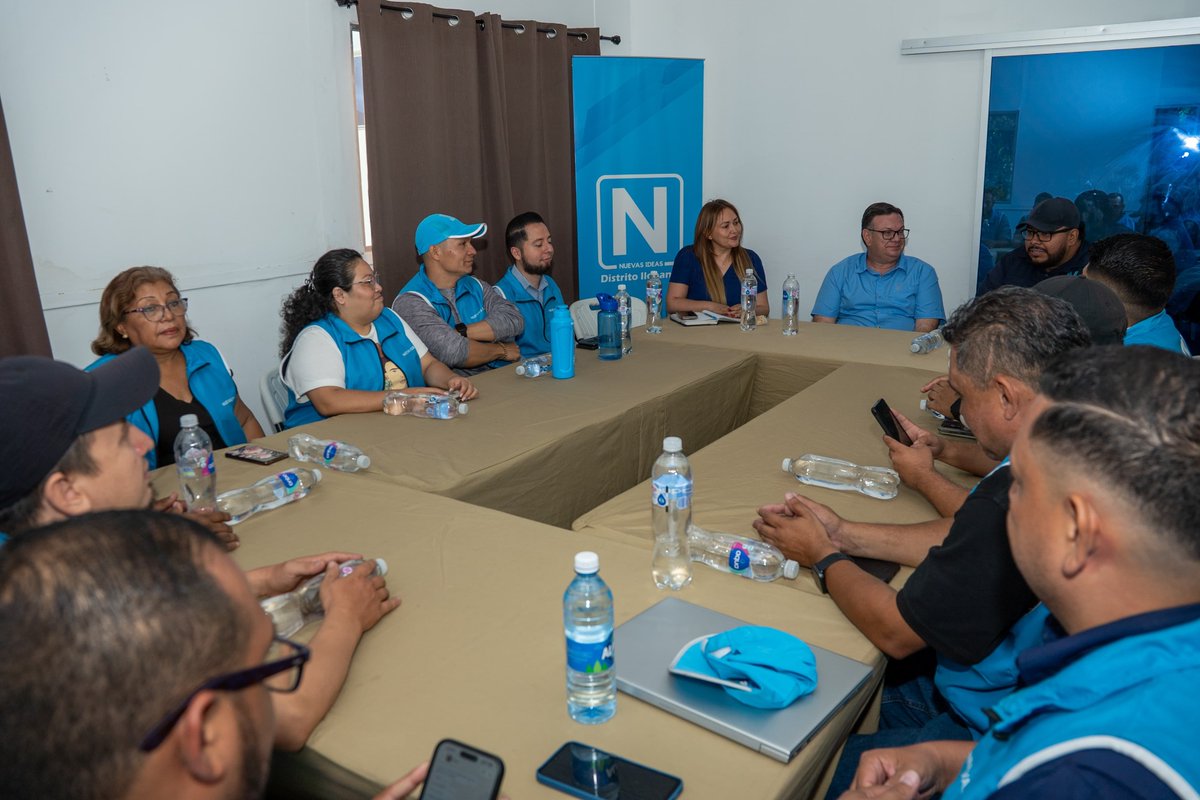 RachellPorSS's tweet photo. Junto a @chrisguevaraG y mi colega precandidato @rparedessv, compartimos un grato momento con nuestra querida estructura distrital de Nuevas Ideas de Ilopango.💙🇸🇻

Gracias por su cariño y apoyo. Estoy lista para seguir trabajando con compromiso por cada colonia y comunidad. 🙏 https://t.co/NNXVC93yMz