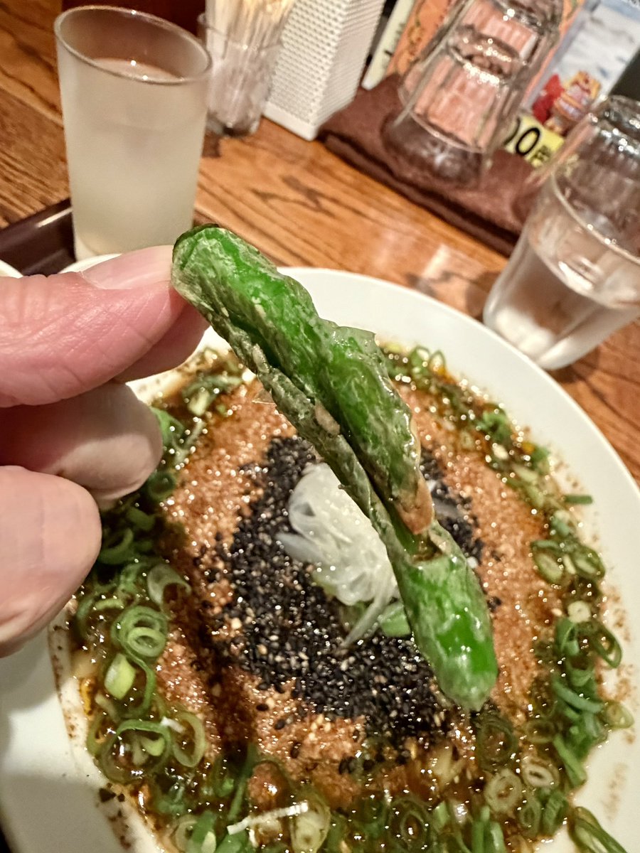 getderby's tweet photo. 【コロンビアエイト 堺筋本町店】

・ヌードルライス

ルールなので左手にししとう、右手に箸で食べる。米粉麺はツルンとしてそのままのどを通過していく。でもルーはコロンビアエイトなのでザラザラ食感と絶妙のスパイスで美味しい。

ご飯と玉子を投入すとコロンビアエイトカレーになる笑 https://t.co/KBqBLh5o0l