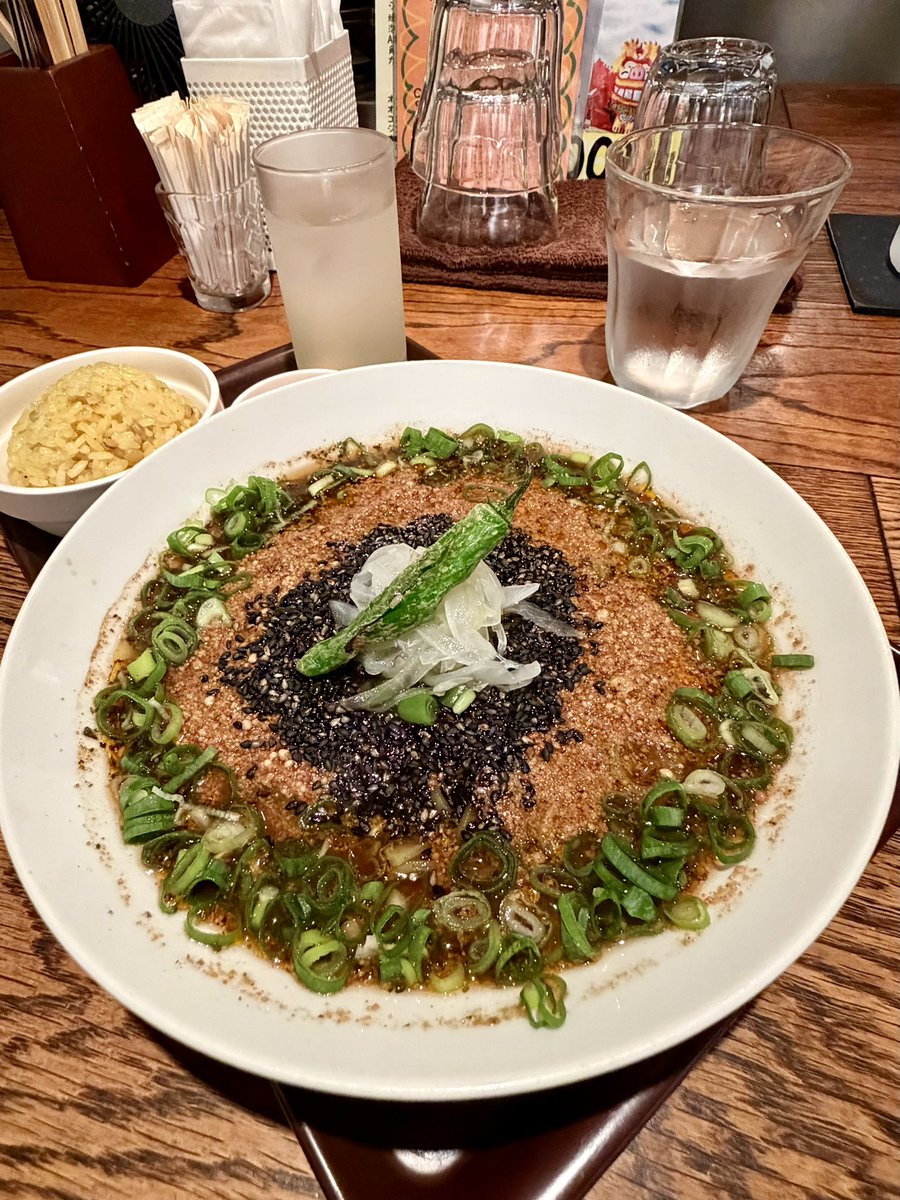 getderby's tweet photo. 【コロンビアエイト 堺筋本町店】

・ヌードルライス

ルールなので左手にししとう、右手に箸で食べる。米粉麺はツルンとしてそのままのどを通過していく。でもルーはコロンビアエイトなのでザラザラ食感と絶妙のスパイスで美味しい。

ご飯と玉子を投入すとコロンビアエイトカレーになる笑 https://t.co/KBqBLh5o0l