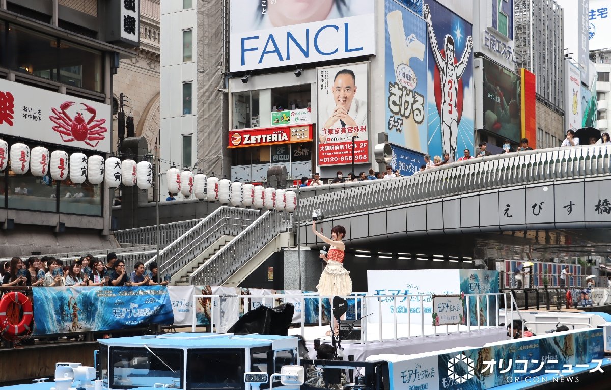 oricon's tweet photo. ME:I・TSUZUMI、道頓堀の船上に登場❗️
観客から黄色い歓声
⠀
オーディションで勝ち取った「モアナ」役
圧倒的な美声＆歌唱力を披露🏝️
https://t.co/NWRQV6Swz9
⠀
実写映画『モアナと伝説の海』
モア夏歌唱お披露目イベント https://t.co/epL8KeNCLX