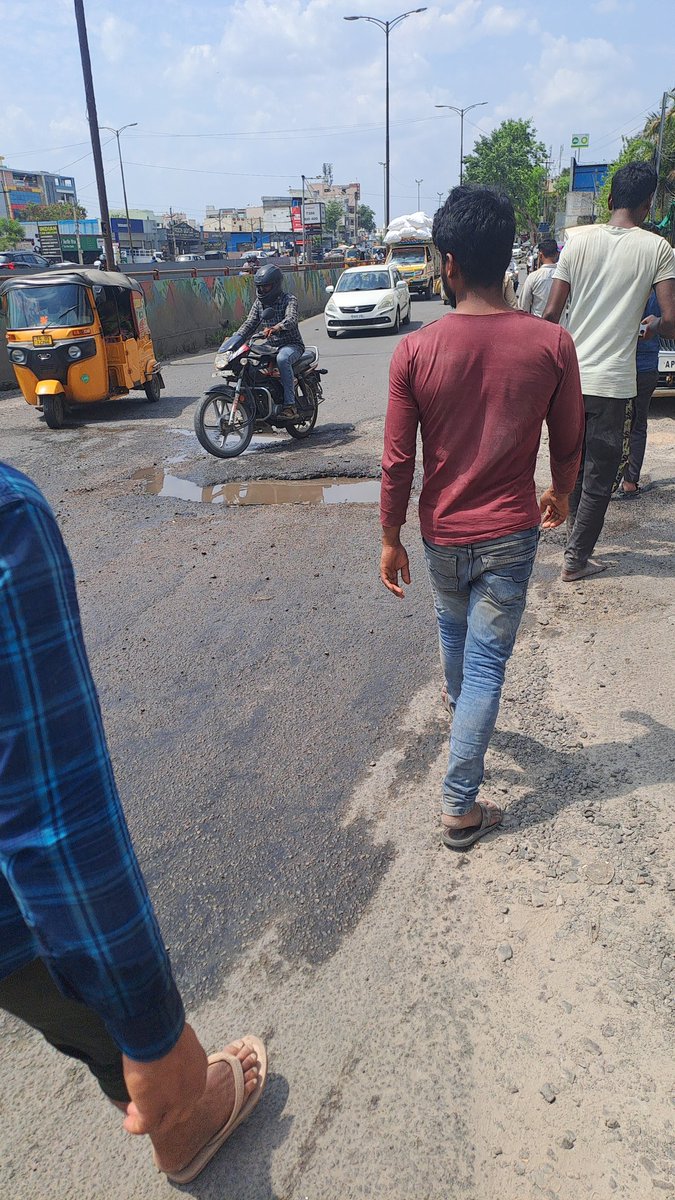 RamforReforms's tweet photo. @ZC_LBNagar @DC_LBNagar @GHMCOnline  huge potholes at kamineni flyover opposite kotak mahindra bank lb nagar. Several grievances have passed since 1 year but it is not recarpetted.
Truly neglected this.
Please resurface them immediately 
Thank you. https://t.co/RJlIrOqNqt