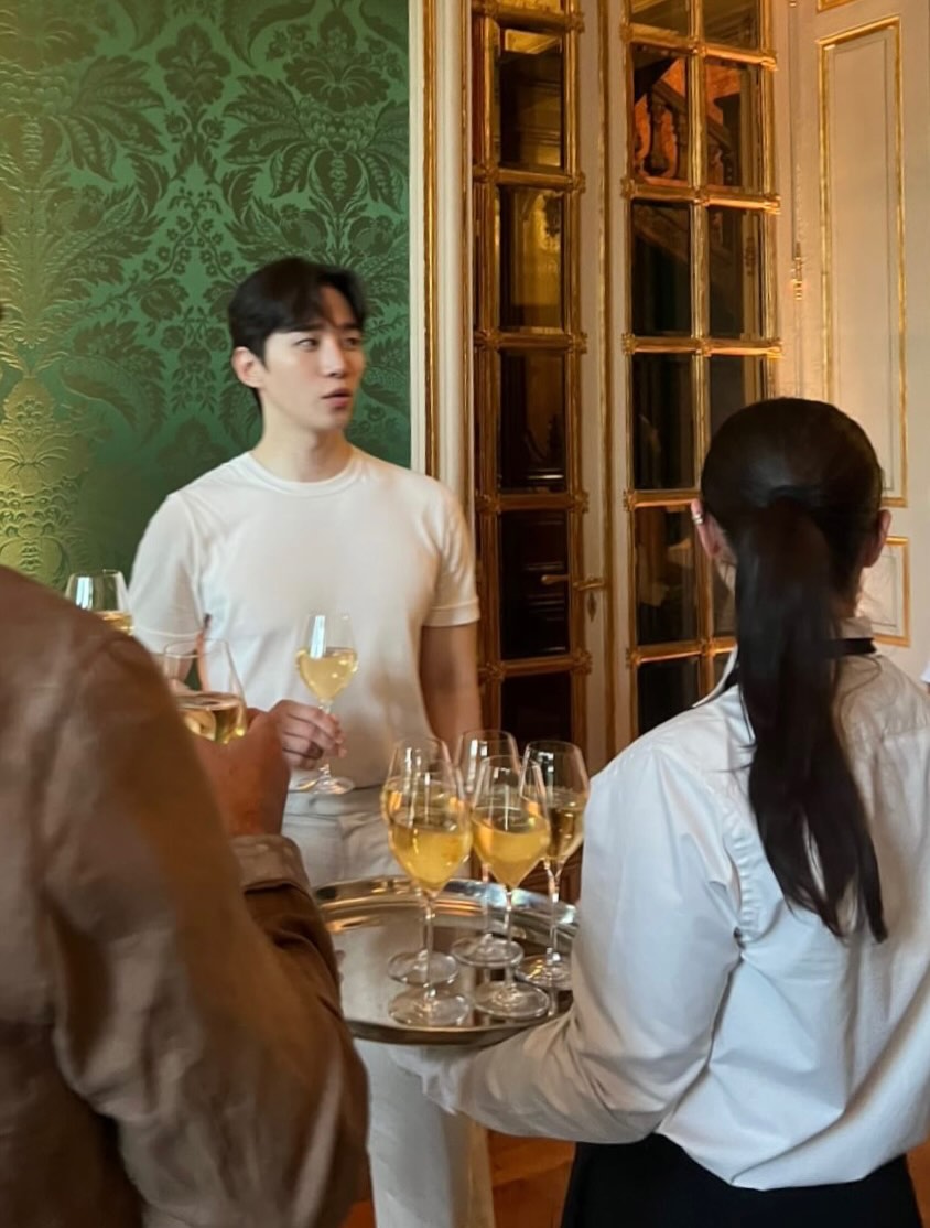 Jh21252's tweet photo. 💛
#이준호 #LEEJUNHO #벨루티 #BERLUTI 
https://t.co/sMX8VNRnTN https://t.co/H7U4eJ3fAo