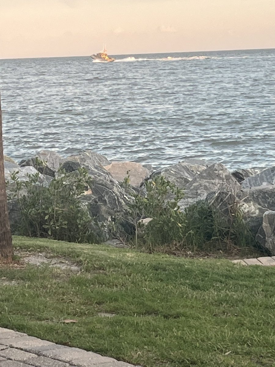 John_Graham19's tweet photo. close by the pier and sitting around on the island and close by the pier and standing on the pier https://t.co/flSHqx7uuk