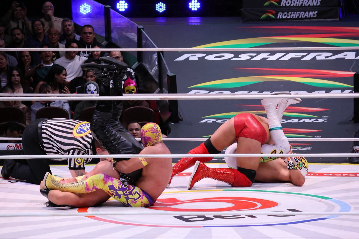 LaTijeraLucha's tweet photo. Tremendo nudo egipcio de #Esfinge para proclamarse ganador junto con #CapitánSuicida en el evento estelar del miércoles de #ArenaMéxico, dando cuenta de #Euforia y #GuerreroMayaJr., quienes a pesar de la experiencia sucumbieron ante la dupla técnica...
#latijeraluchalibre https://t.co/o25CxDVOOG