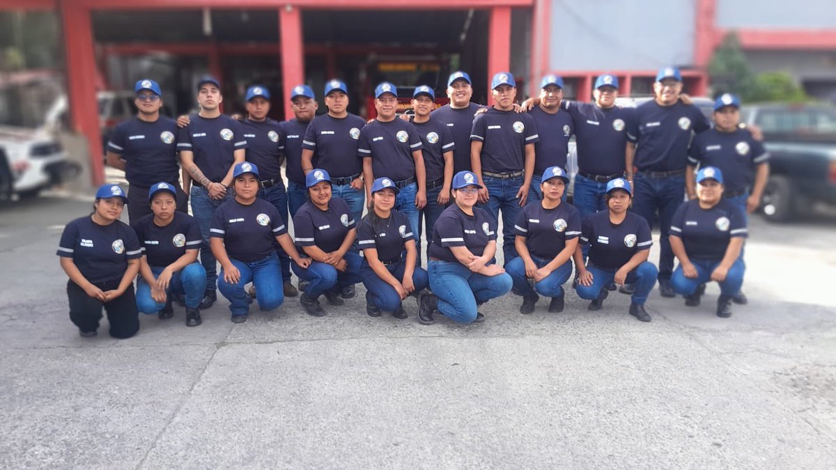 CvbEnb's tweet photo. 🚒 Inicia una nueva promoción en la 10ª Extensión de la Escuela Nacional de @BVoluntariosGT. El Mayor @edgarsaenz010, Director General continúa fortaleciendo la formación nacional, impulsando una educación profesional para los bomberos del futuro. 🇬🇹 #FormandoHéroes https://t.co/R6B54fwkVM