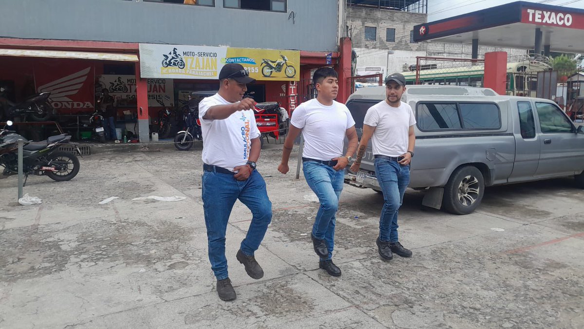 CvbEnb's tweet photo. 🚒 Inicia una nueva promoción en la 10ª Extensión de la Escuela Nacional de @BVoluntariosGT. El Mayor @edgarsaenz010, Director General continúa fortaleciendo la formación nacional, impulsando una educación profesional para los bomberos del futuro. 🇬🇹 #FormandoHéroes https://t.co/R6B54fwkVM