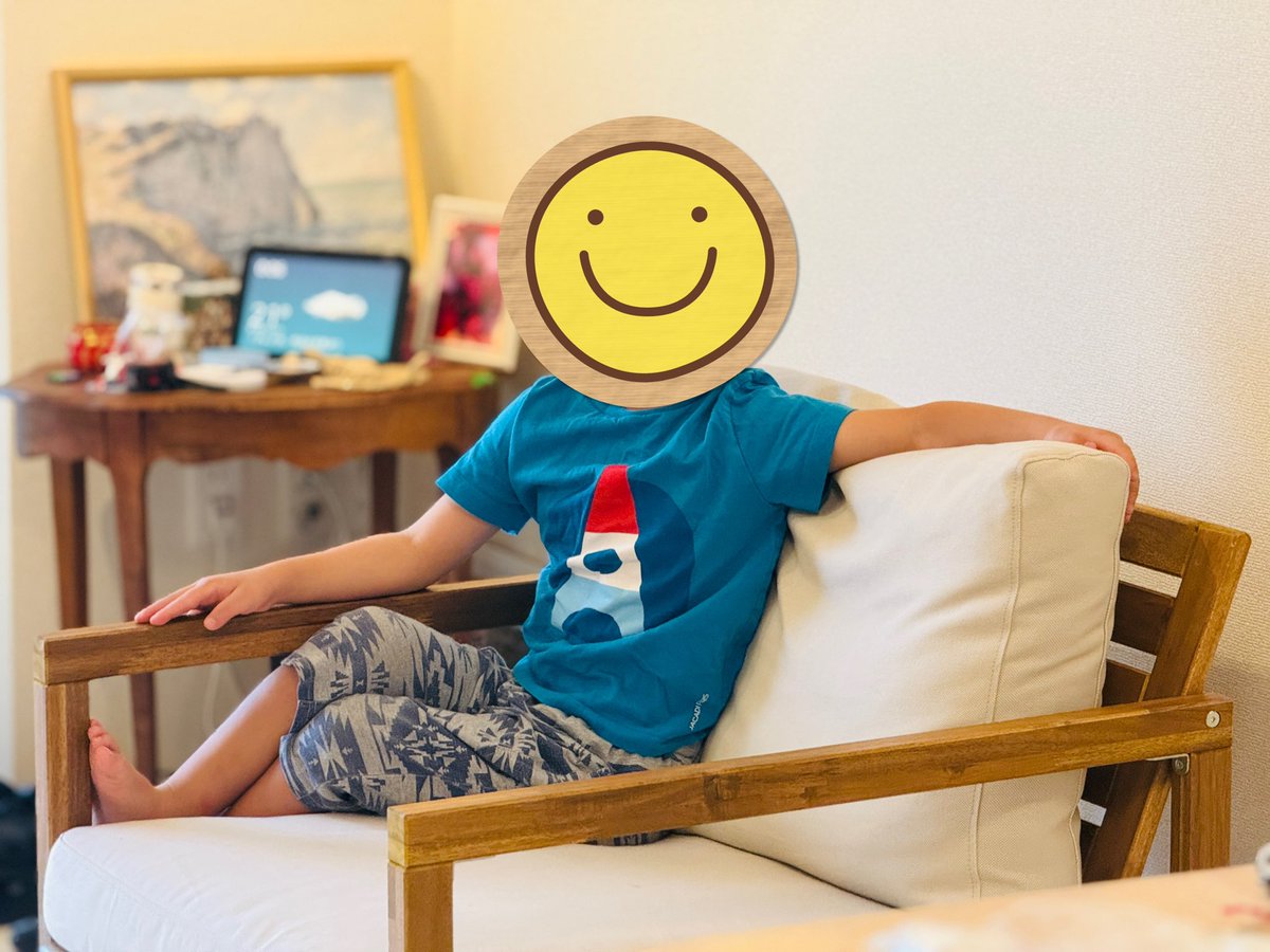 konbut2's tweet photo. 今日は☔️で幼稚園が休みなんですが、リモート会議でクタクタの親の横で次男が「vacances scolairesだよ😃🇫🇷🤟」と寛ぎまくってて本当につらい https://t.co/6CjjfyM7HZ