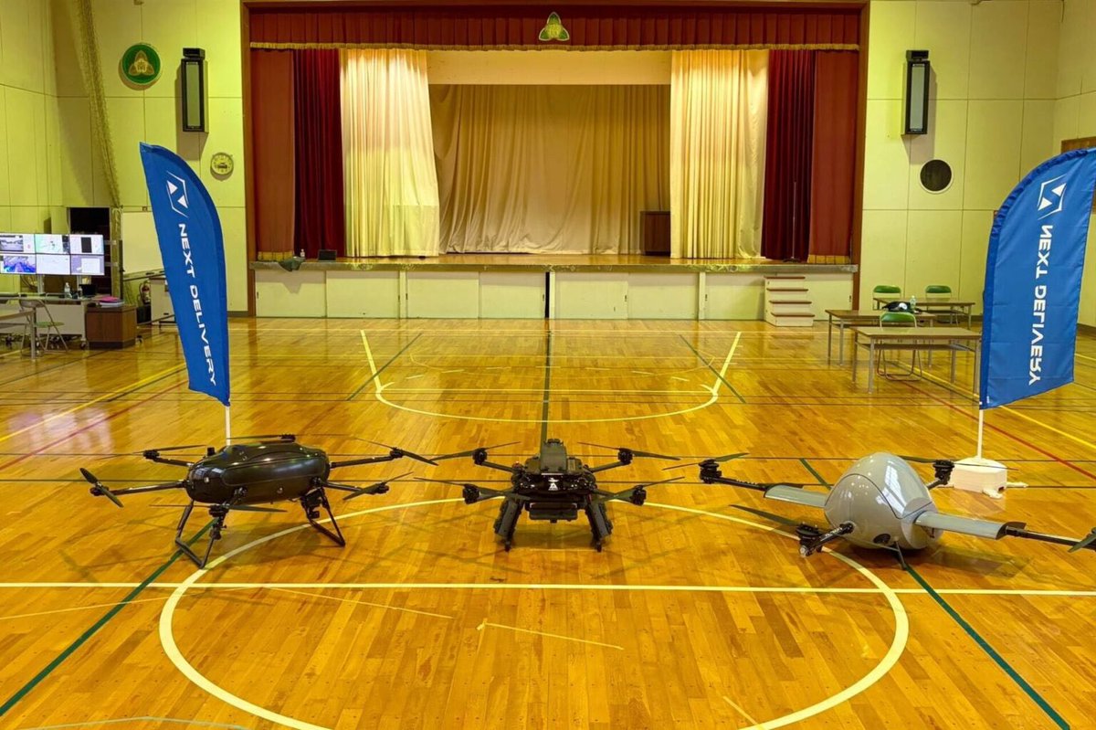 Aeronext_jp's tweet photo. 【開催報告】
グループ会社のNEXT DELIVERYにて、最新の国産物流ドローン3機種が一堂に会する、極めて希少なデモフライト会を静岡県川根本町で開催いたしました。

当日はイームズロボティクス、Prodrone、ACSLの機体メーカー3社も直接参加し、実際の現場を想定した複数機の遠隔運航オペレーションを公開。機体の比較から導入・運航体制の構築までを一気通貫でご紹介する、これまでにない大変貴重な機会となりました。

悪天候の中ご来場いただいた皆様、誠にありがとうございました。今後もドローン物流の社会実装へ邁進してまいります。
詳細はこちら👇

https://t.co/i8MQjZA3mx
