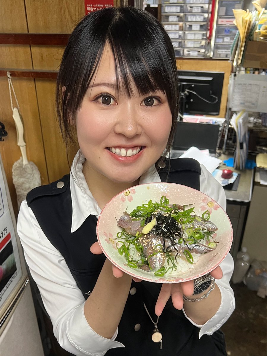 choden_inubou's tweet photo. 【突撃！乗務員の昼ごはん🍚】

車掌・馬上の今日のお昼は…
イワシの漬け丼❗️
なんと同僚がイワシを捌いて作ってくれました🐟

今が旬の「入梅イワシ」は脂がのっていて、とっても美味しいです！

雨に負けず、午後からも安全運行で頑張ります☔️ https://t.co/0UNerqdIEK