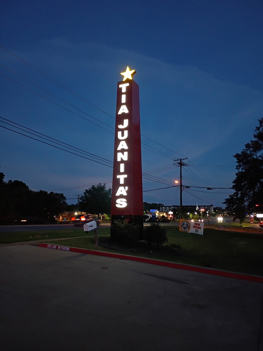 LampeSinclair's tweet photo. Sign day in Tyler ❤️ https://t.co/Rfm3XHNS6k