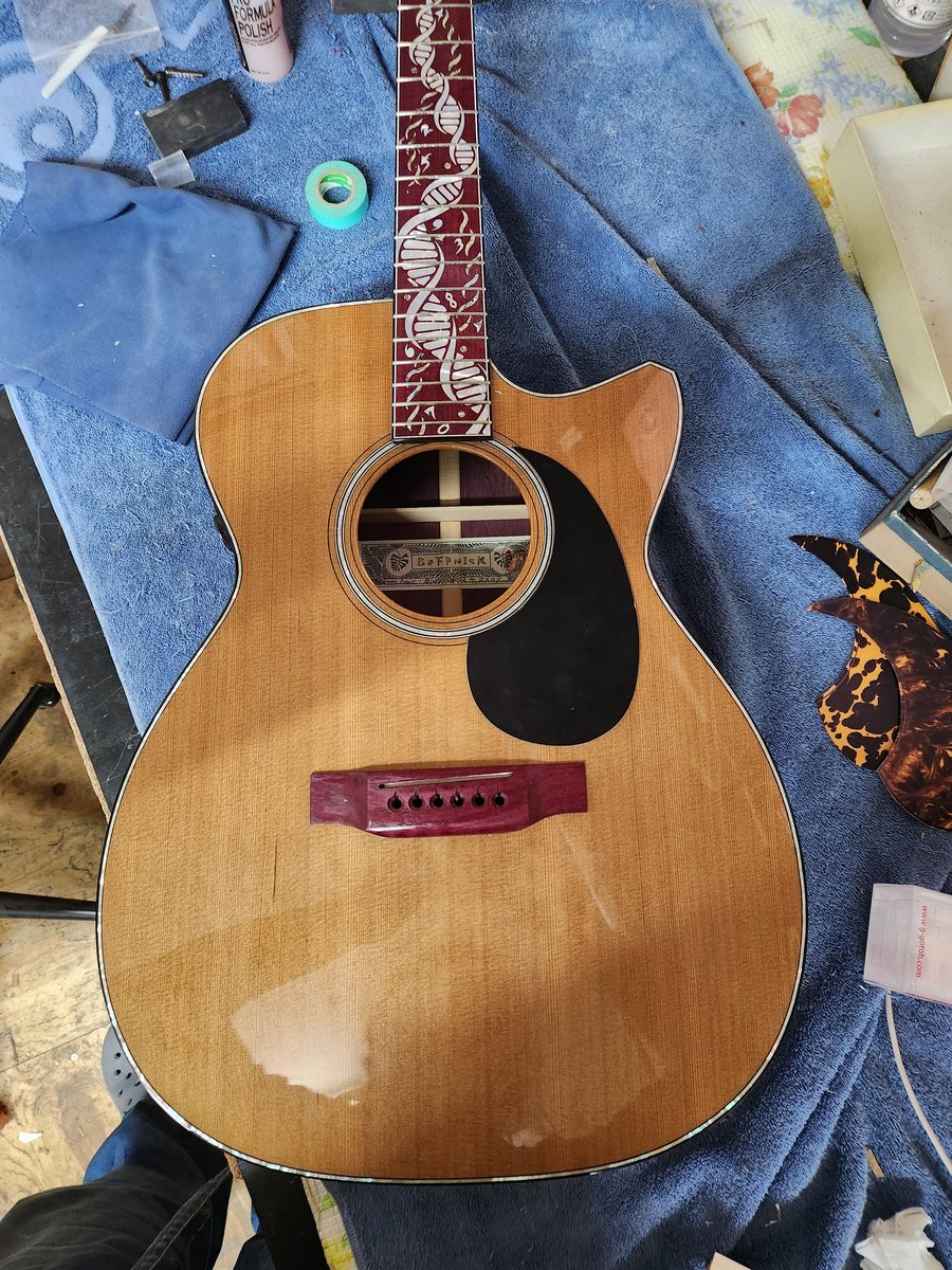 beffnick's tweet photo. Yさんモデル完成間近、ご本人に送った画像っす。
ピックガードの種類で結構見栄えが変わるでしょ？

これは完成後でも交換可能なのでお持ちのギターでやってみるのも面白いかも！

さてさて、どれを選ばれるんでしょうねぇ〜(*^^*)

正解はご本人がお使いになられた所でご確認を！ https://t.co/6ffBgssVee