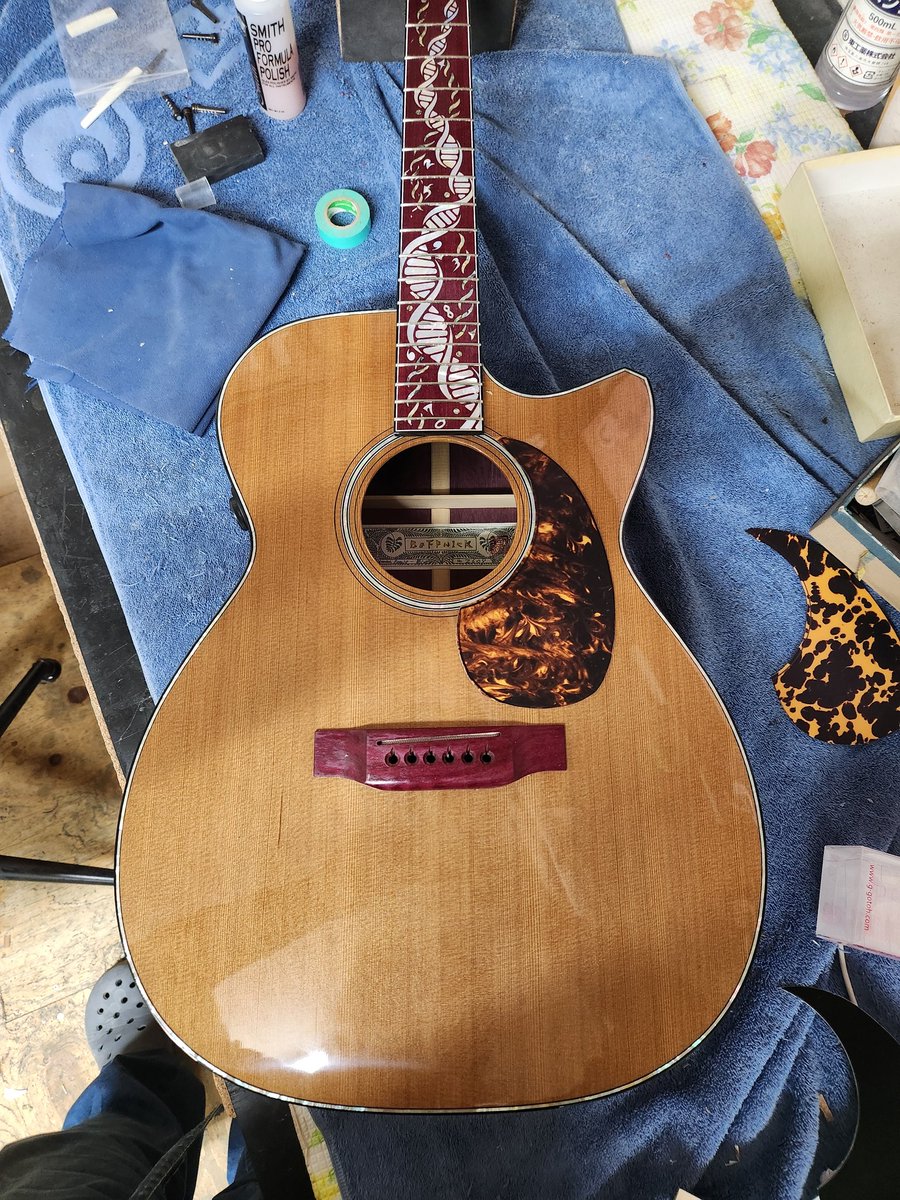 beffnick's tweet photo. Yさんモデル完成間近、ご本人に送った画像っす。
ピックガードの種類で結構見栄えが変わるでしょ？

これは完成後でも交換可能なのでお持ちのギターでやってみるのも面白いかも！

さてさて、どれを選ばれるんでしょうねぇ〜(*^^*)

正解はご本人がお使いになられた所でご確認を！ https://t.co/6ffBgssVee