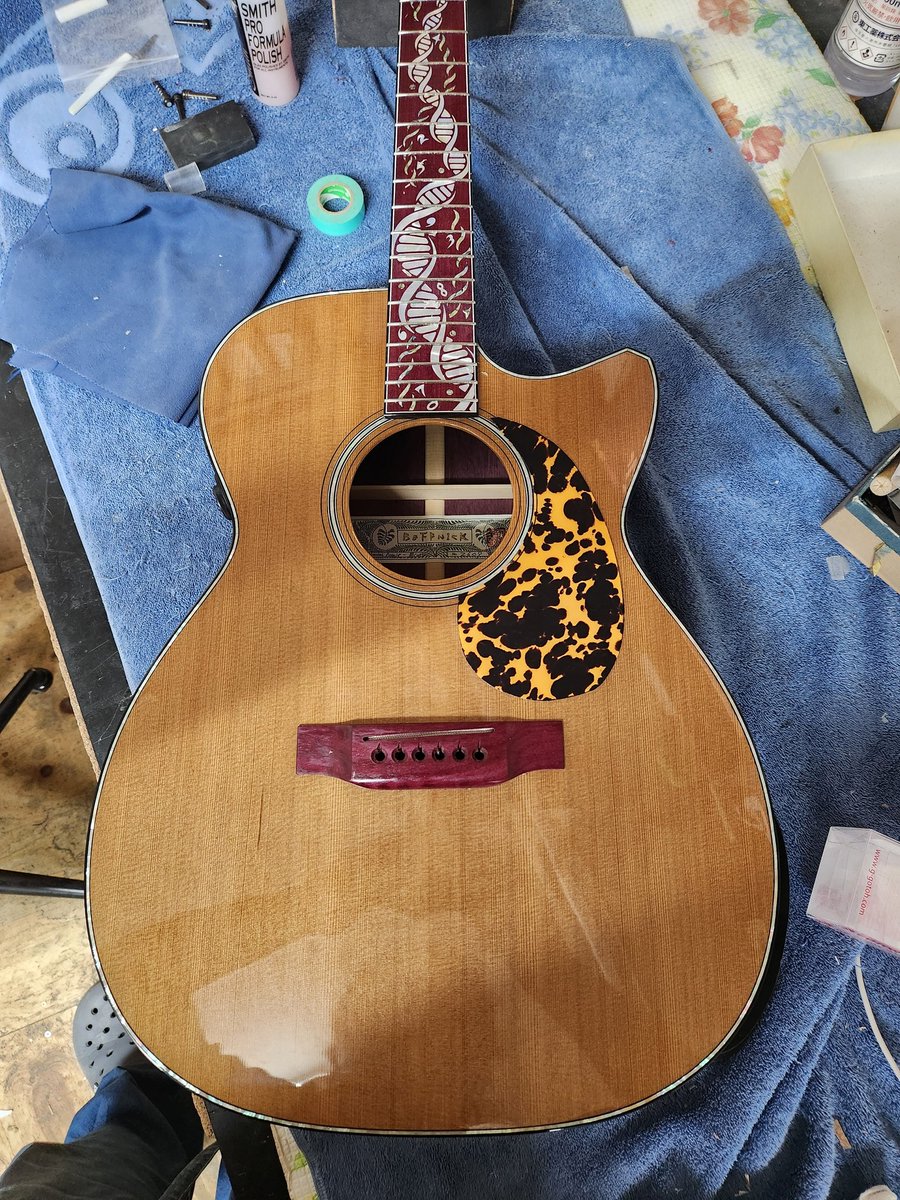 beffnick's tweet photo. Yさんモデル完成間近、ご本人に送った画像っす。
ピックガードの種類で結構見栄えが変わるでしょ？

これは完成後でも交換可能なのでお持ちのギターでやってみるのも面白いかも！

さてさて、どれを選ばれるんでしょうねぇ〜(*^^*)

正解はご本人がお使いになられた所でご確認を！ https://t.co/6ffBgssVee