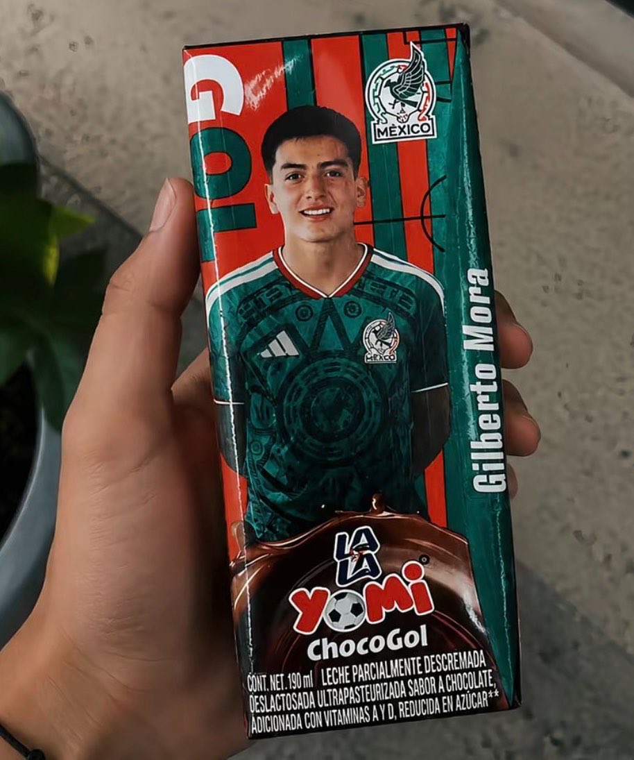 El_Milic's tweet photo. Como Morita es menor de edad no puede aparecer en publicidad de cerveza, entonces lo pusieron en las lechitas 😂 https://t.co/bqSkKVzRI0