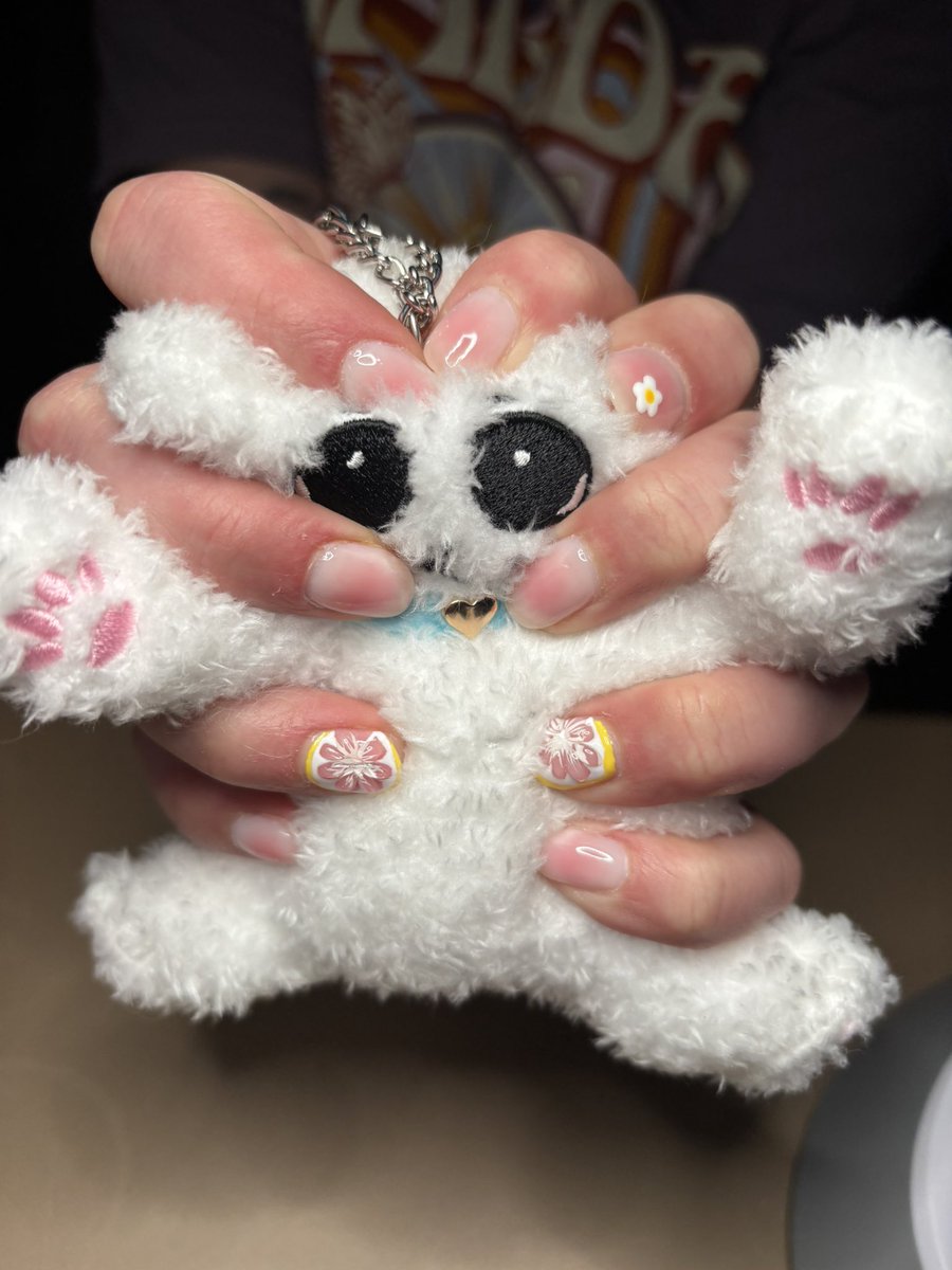 burnmasculinity's tweet photo. losing it at how cute these nails turned out!!!!!!!!!!!!!!!!!! 🍊 (grapefruit ver) and the cursed posing https://t.co/vgBX04DPgs