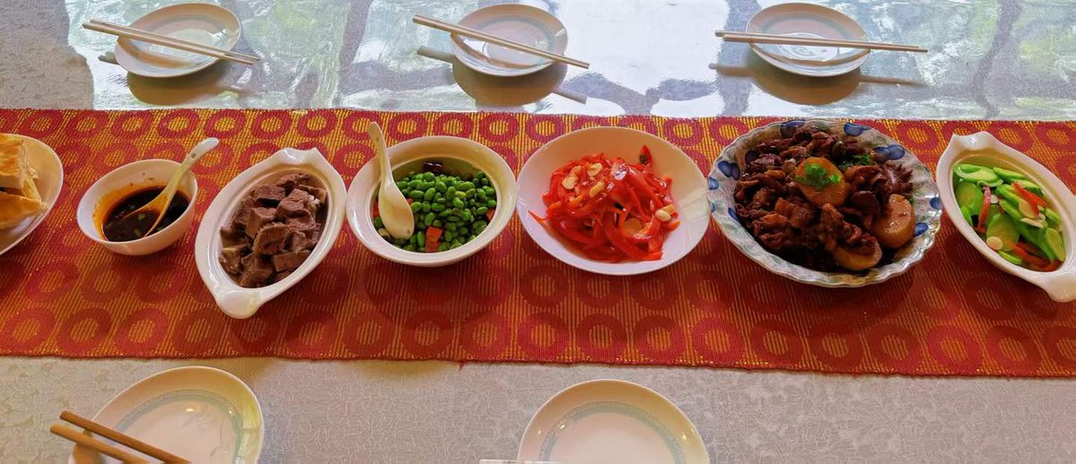 Runningxian's tweet photo. 这样的一餐，你喜欢吗？蔬菜、豆类、牛肉、葱花饼，饮料是绿茶。#中国西安#健康饮食#Enjoy Xian https://t.co/gIl9nehdjh