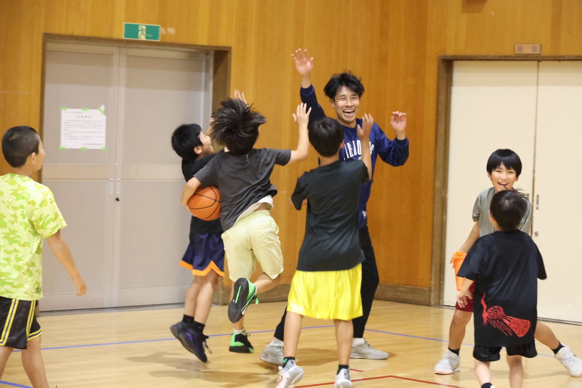 firebonds's tweet photo. ◤ クリニック ◢

福島県 #ドリーム教室 の一環として、清北ミニバスを #渡邊翔太 選手が訪問しました🏀✨

クリニックでは、初心者が多いことからファンダメンタルを中心に指導💪🔥

渡邊選手やコーチからのアドバイスに耳を傾け、子どもたちは真剣な表情で練習に取り組んでいました👏

子どもたちと積極的にコミュニケーションを取る渡邊選手は、終始大人気でした👏✨

#firebonds
#福島ファイヤーボンズ